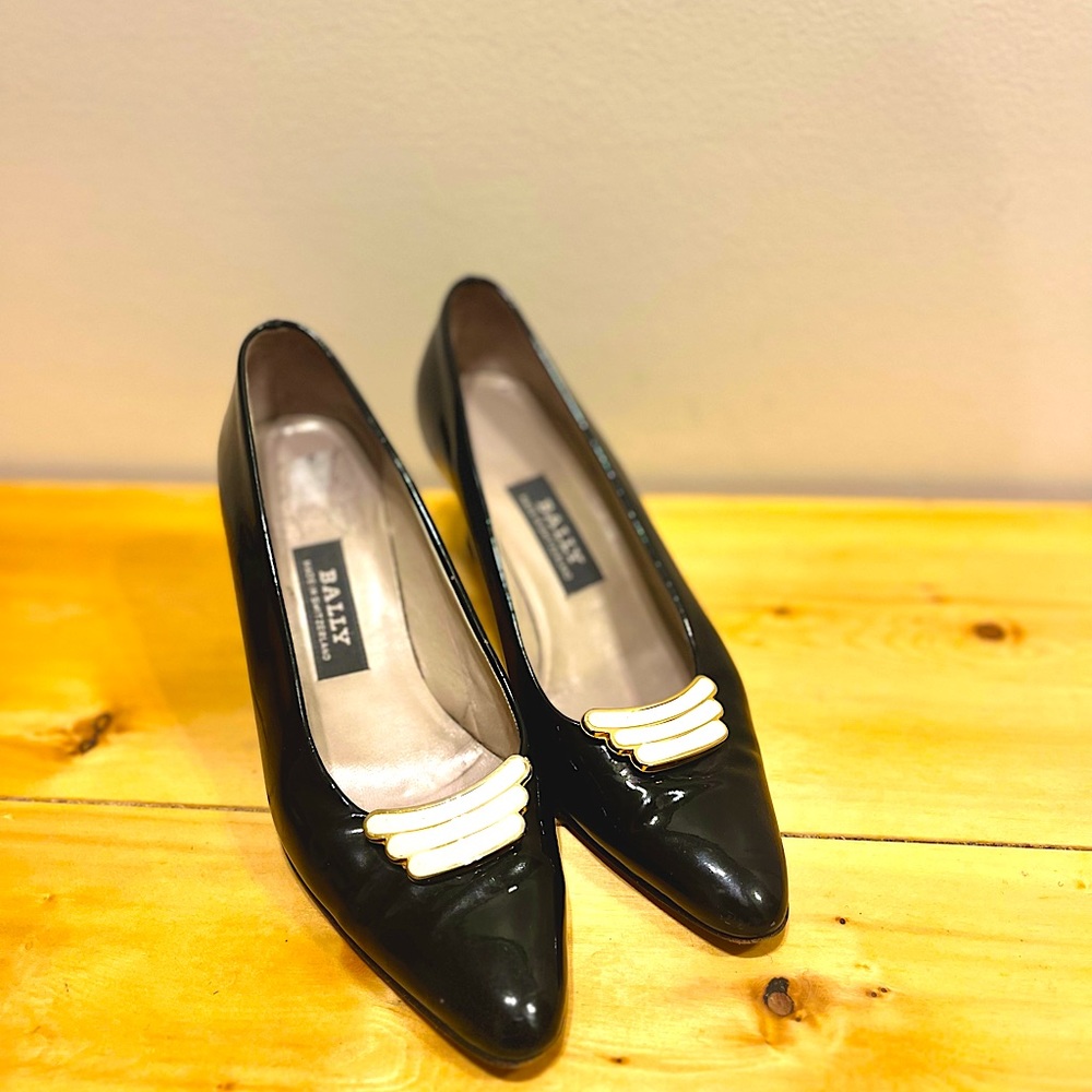 BALLY SWITZERLAND, authentic patent leather black shoes with cream details 7.5